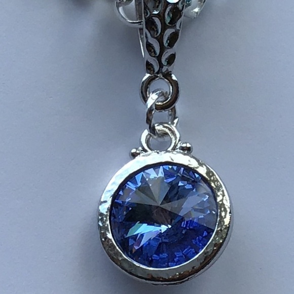 Clear Swarovski Crystal
Rivoli & Blue Aurora Borealis pendants with 925 chain - Picture 12 of 16